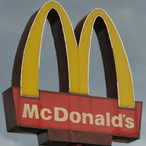 Chicago police seek suspects in Lincoln Square McDonald’s armed robbery – NBC Chicago
